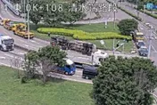 國道4號清水段翻車車禍　水泥預拌車自撞側躺匝道