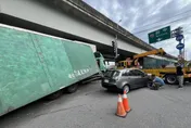 影/台74甲聯結車下匝道煞不住　高速撞轎車卡橋墩