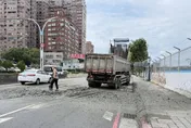 影/淡水砂石車急煞土方大量滲漏　釀車流回堵警開罰