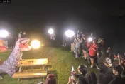 拯救國旅？百人夜衝看「恐龍」模仿擎天崗情侶