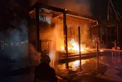 影/彰化市兒童公園涼亭凌晨大火　疑遭縱火警消追查
