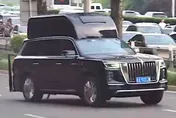 影/川普訪京車隊驚見神秘「高頂」紅旗SUV　疑搭載反無人機系統