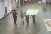 北車台鐵車廂「肉色一幕」！男子「僅著內褲倒地」胡言亂語