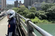 大批遊客面前！碧潭「婦人墜橋」送醫搶救