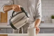 一杯水藏30億塑膠微粒？研究：電熱水壺恐與早發性癌症有關