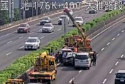 影/國1嚴重追撞「4車變形碎裂」！現場交通紫爆