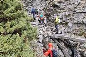 失聯18天！雪山主峰48歲獨攀女山友墜亡　遺體卡200米深峭壁