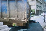 影/中壢大貨車未打燈右轉！女騎士遭撞險爆頭　畫面曝