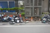 疑恍神釀禍！25歲特斯拉女駕駛　逆向橫掃9機車