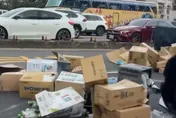 疑門沒鎖好？桃園龜山貨櫃車紙箱全倒出　害2車擦撞