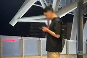 影/男台中火車站月台吸菸！菸蒂還彈落鐵軌　誇張行徑全被錄下