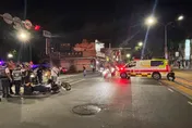 影/高雄執勤救護車遇險！重機疑未避讓撞上「騎士摔飛」