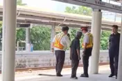 影/台鐵苗栗站驚見「無票硬闖還跳軌」！警方出手了