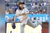 MLB/桌球女神「道教之戰」開球　石川佳純一球進手套