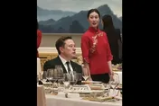 影/「胸型不對稱」藏監聽器？習川會國宴女服務生遭疑為情報員