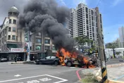 影/宛如轟炸現場！高雄楠梓2車相撞「驚悚烈火衝天」