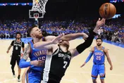 NBA/扯人頭髮裁判沒吹罰！雷霆中鋒遭炎上　SGA：代表我們的球風