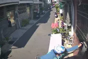 影/台南詭異投鈔怪客沿路送現金　自稱：耳邊接到指示