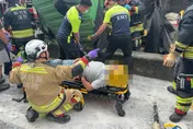 竹東68快速道路砂石車翻覆　2人受困重傷緊急送醫