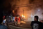 香山資收場深夜大火...還傳爆炸聲！　43名消防員連夜灌救