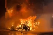 影/高雄騎樓竄火球！機車不明自燃燒剩骨架　汽車也慘了