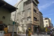 高雄鹽埕住宅火警！60歲男疑與家人口角縱火遭送醫