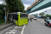 北市文山區公車自撞山壁　駕駛、2乘客受傷