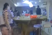 影/北市民宅暗藏天九牌職業賭場　警突襲逮24人送辦