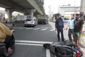 紅燈不煞車還硬闖！大貨車「親女騎士屁股」驚險一幕全錄下