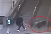 怪男騎機車闖板橋車站！「滾下梯」喊摔不死　下秒跑去臥軌