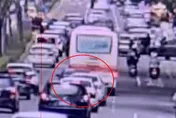 影/新竹東區傳車禍！　自小客疑下坡視線受阻追撞大客車