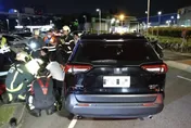 松山機場停車場嚴重事故　男子夾困車底命危搶救不治