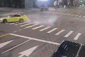 影/一時興起...台中深夜BMW路口甩尾燒胎　最高罰3萬6+扣牌半年
