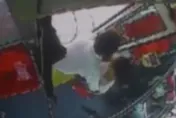 影/台中女乘客疑不適　暖心客運司機「霸氣一把背」衝診所