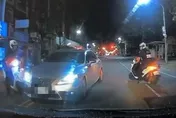 影/宜蘭大學旁男買宵夜險遭逆向Lexus撞上　2警車神擋煞