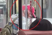影/台中公車駕駛脫序！70歲老翁頭被夾30秒　全車乘客驚喊開門