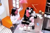 影/「惹到我算你倒楣」！陸女買奶茶因「少放2根吸管」暴走砸店