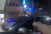 影/宜蘭凌志男逆向狠撞「拔槍警」　躲超商就逮畫面曝