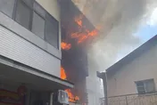 影/台中豐原移工宿舍大火！火舌狂竄整棟濃煙　恐怖直擊