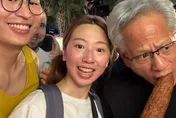 黃仁勳現身饒河夜市！搶吃烤玉米變「吃貨表情包」網全笑翻