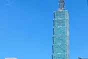 台北101隱藏版設計！下雨天「自動屋簷」路人看傻