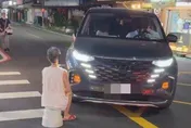 台北永吉路驚見婦人坐斑馬線中央　駕駛無奈撐頭等
