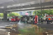 影/內湖水泥車閃闖紅燈單車翻覆！62歲駕駛逃死劫