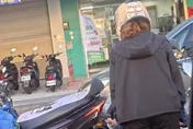疑遭老先生撞車尾！　女騎士見「車牌歪」當街潰堤：斷企了啦