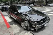 影/北市中正區賓士車暴衝車禍　連撞11車幸無人傷