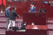 質詢飄選戰硝煙！綠議員贈蔣萬安「輔選箱」：多了解一下對手