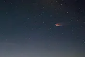 台東4K即時影像拍到了！「神秘火球」劃破夜空　下秒突噴發脫離