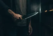現代版荊軻刺秦王？貴州腸癌患者錦旗中竟藏刀刺傷醫師