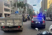 影/新北蘆洲單車婦遭貨車撞飛　命危送醫搶救不治