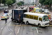 9人座塞16人！河南超載小巴高速公路追撞貨車慘釀13死3傷